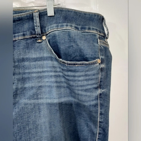 NWOT Torrid Medium/Dark Wash Crop Jegging Super Soft in Size 26 - Picture 3 of 13